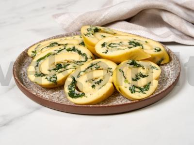 Kiaušinių ritinys su sūriu ir špinatais pagrindine nuotrauka