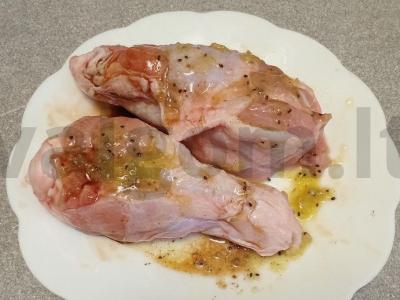 Kalakutų pečiai, marinuoti su kiviais ir kepti su bulvėmis Žingsnis 3