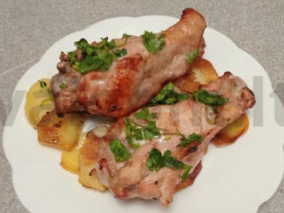 Kalakutų pečiai, marinuoti su kiviais ir kepti su bulvėmis pagrindine nuotrauka