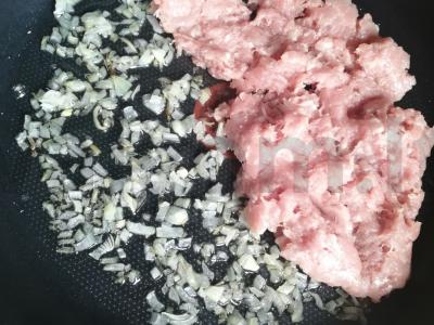 Mėsos ir grybų trikampiai Žingsnis 1