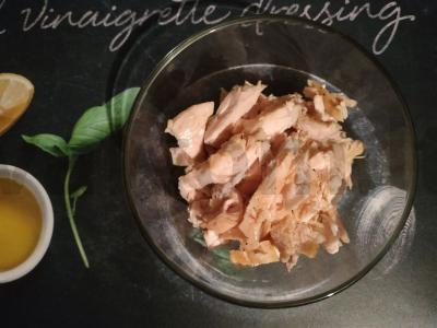 Salotas su vištienos krūtinėlėmis, daržovėmis ir žolelėmis Žingsnis 1