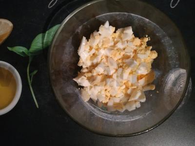 Salotas su vištienos krūtinėlėmis, daržovėmis ir žolelėmis Žingsnis 2