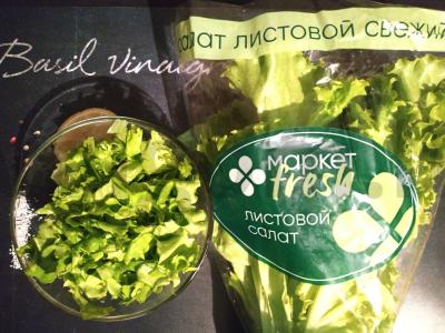 Salotas su vištienos krūtinėlėmis, daržovėmis ir žolelėmis Žingsnis 3