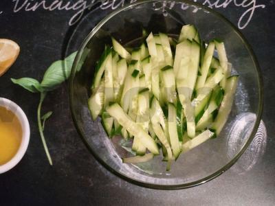 Salotas su vištienos krūtinėlėmis, daržovėmis ir žolelėmis Žingsnis 4