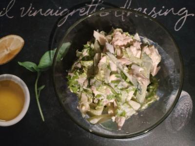 Salotas su vištienos krūtinėlėmis, daržovėmis ir žolelėmis pagrindine nuotrauka