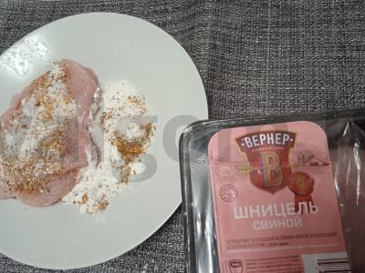 Kiaulienos šnicelis, keptas panko džiūvėsėliuose Žingsnis 1