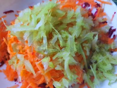 Lengvas salotas iš žalios burokėlių su salierais Žingsnis 3