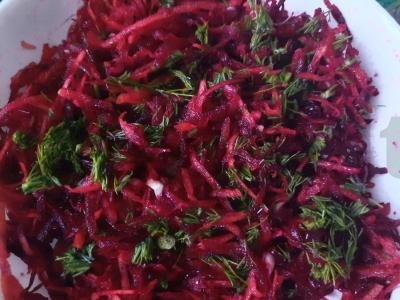 Lengvas salotas iš žalios burokėlių su salierais Žingsnis 6