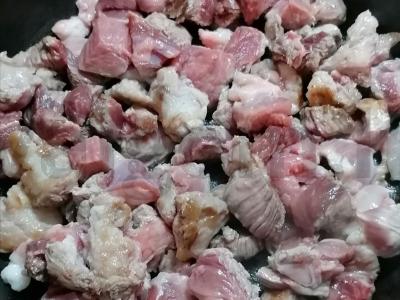 Kiaulienos guliašas su prieskoniais ir džiovintais krapais Žingsnis 2