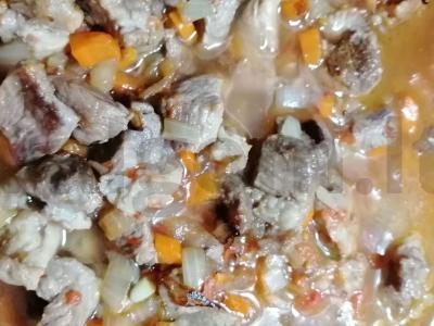 Kiaulienos guliašas su prieskoniais ir džiovintais krapais Žingsnis 4