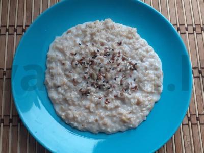 Avižinė košė su pienu ir sėklų mišiniu pagrindine nuotrauka