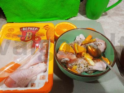 Vištienos blauzdelės su baziliku, apelsinu, medumi granatų sultyse su rukola Žingsnis 1