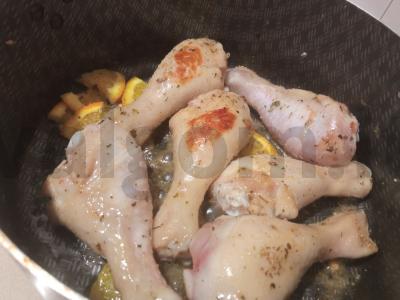 Vištienos blauzdelės su baziliku, apelsinu, medumi granatų sultyse su rukola Žingsnis 2