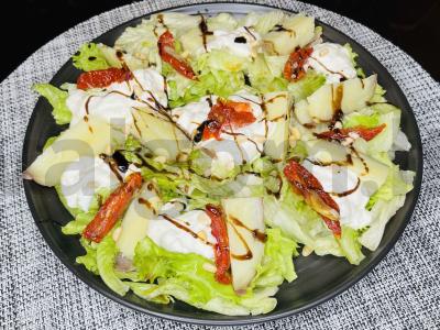 Salotos su keptomis bulvėmis ir stracciatella pagrindine nuotrauka