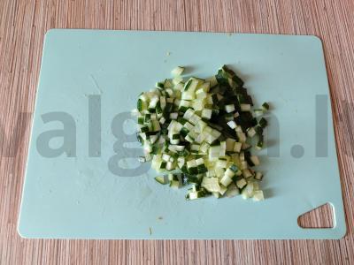 Sultingas Olivier salotas su šviežiu agurku Žingsnis 4