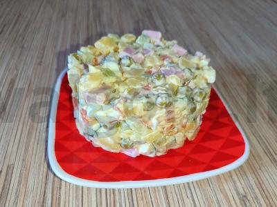 Sultingas Olivier salotas su šviežiu agurku pagrindine nuotrauka