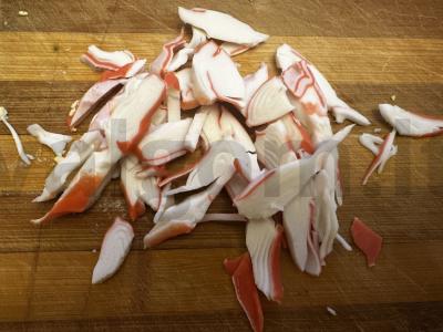 Salotos su žirniais ir krabų lazdelėmis Žingsnis 3