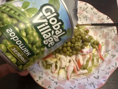 Salotos su žirniais ir krabų lazdelėmis Žingsnis 4