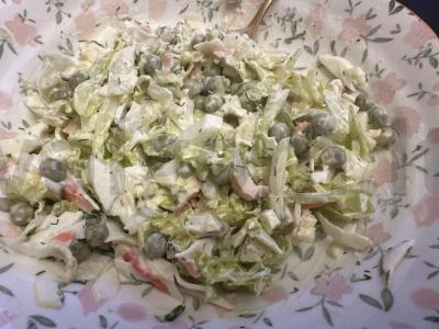 Salotos su žirniais ir krabų lazdelėmis Žingsnis 6