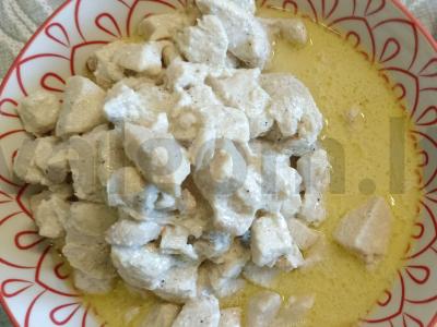 Vištienos krūtinėlė grietinės padaže ir prieskoniuose pagrindine nuotrauka