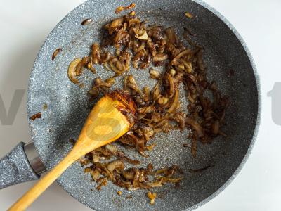 Tartaletės su karamelizuotais svogūnais ir brie sūriu Žingsnis 2