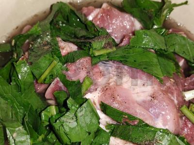 Kiaulienos šašlykas, marinuotas su jauniems krienų lapams Žingsnis 4