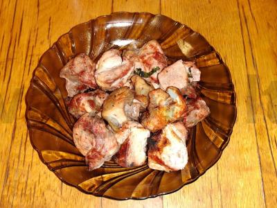 Kiaulienos šašlykas, marinuotas su jauniems krienų lapams pagrindine nuotrauka