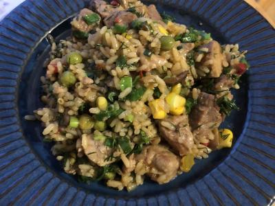 Kumpis su daržovėmis ir žolelėmis vakarienei pagrindine nuotrauka