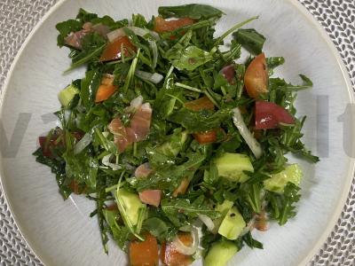 Salotos su raudona žuvimi ir vynuogių sėklų aliejumi pagrindine nuotrauka