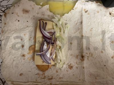 Kvietinė bandelė su mėsa, sūriu ir daržovėmis Žingsnis 3