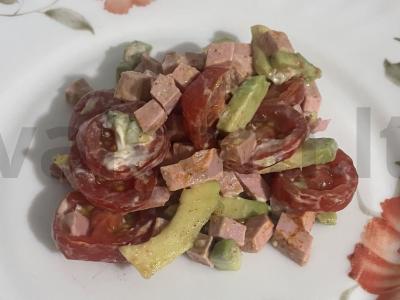 Sotūs salotas su avokadu pagrindine nuotrauka