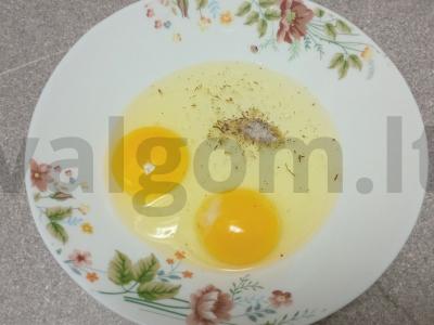 Kiaušinių blynai su kumpiu, sūriu, avokadu ir pomidoru Žingsnis 1