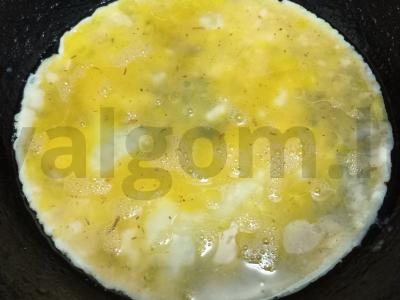 Kiaušinių blynai su kumpiu, sūriu, avokadu ir pomidoru Žingsnis 3