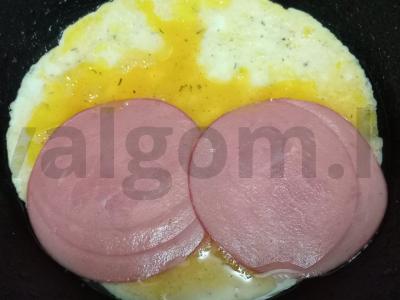 Kiaušinių blynai su kumpiu, sūriu, avokadu ir pomidoru Žingsnis 4