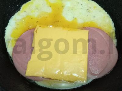 Kiaušinių blynai su kumpiu, sūriu, avokadu ir pomidoru Žingsnis 5