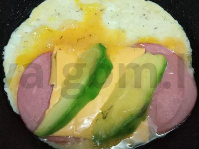 Kiaušinių blynai su kumpiu, sūriu, avokadu ir pomidoru Žingsnis 6