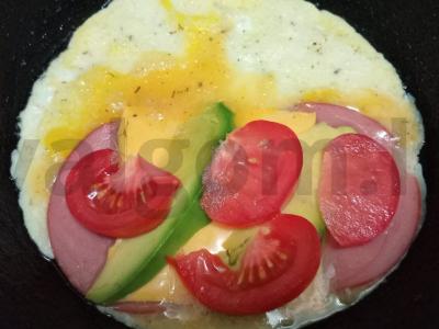 Kiaušinių blynai su kumpiu, sūriu, avokadu ir pomidoru Žingsnis 7