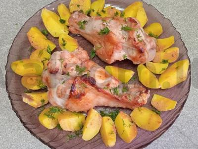 Kalakutų pečių kefyro-tomato marinate su bulvėmis pagrindine nuotrauka