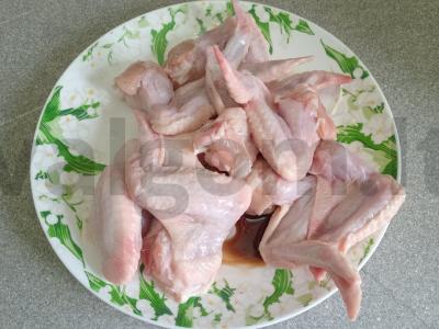 Kepti vištienos sparneliai, marinuoti su krienais Žingsnis 2