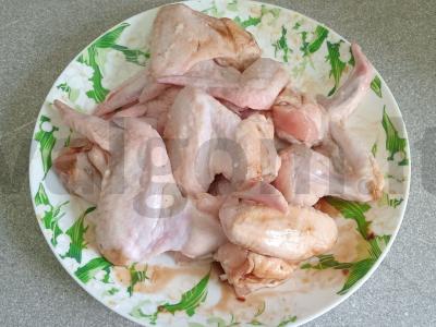 Kepti vištienos sparneliai, marinuoti su krienais Žingsnis 3