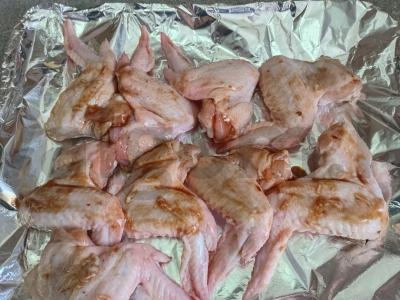 Kepti vištienos sparneliai, marinuoti su krienais Žingsnis 4