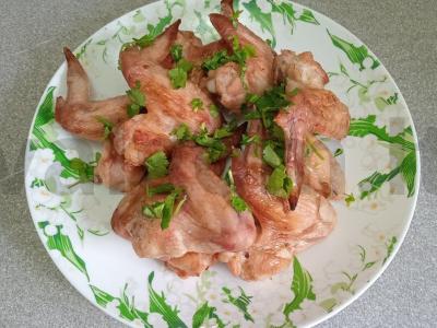 Kepti vištienos sparneliai, marinuoti su krienais pagrindine nuotrauka