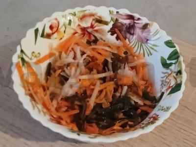 Vitaminų salotas iš jūros dumblių, morkų ir daikono pagrindine nuotrauka