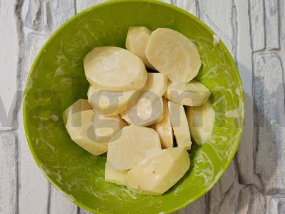 Sultingi vištienos šlaunelės su bulvėmis grietinės-česnako padaže Žingsnis 3