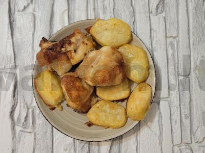 Sultingi vištienos šlaunelės su bulvėmis grietinės-česnako padaže pagrindine nuotrauka