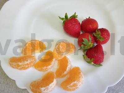 Braškės ir mandarinų skiltelės šokoladiniame glajuje Žingsnis 1