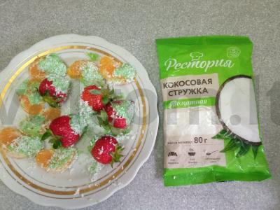 Braškės ir mandarinų skiltelės šokoladiniame glajuje Žingsnis 5