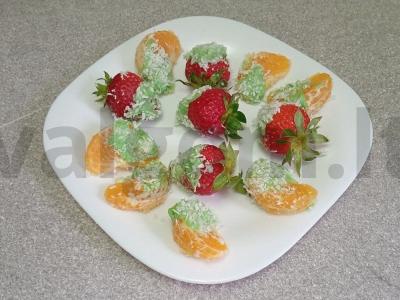 Braškės ir mandarinų skiltelės šokoladiniame glajuje pagrindine nuotrauka