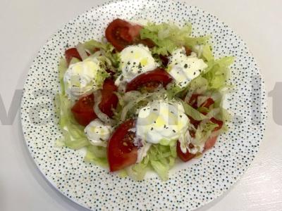 Salotas su stracciatella pagrindine nuotrauka