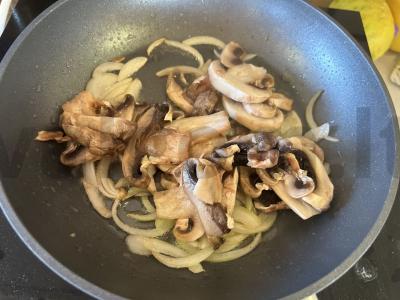 Troškinta bulvė grietinėlės ir grybų padaže Žingsnis 3